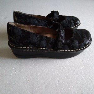 White Mountain Eureka Shoes Size 6 Mary Janes Floral Leather Suede Black